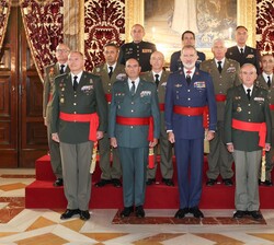 Su Majestad el Rey junto al grupo de generales de generales de Brigada y al contralmirante que asisten a la audiencia